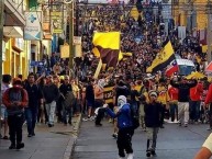 Foto: "La hinchada coquimbana en las calles, participando de las protestas de 2019" Barra: Al Hueso Pirata • Club: Coquimbo Unido • País: Chile