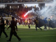 Foto: "CALLES CON SANGRE, CANCHAS SIN FÚTBOL" Barra: Al Hueso Pirata • Club: Coquimbo Unido