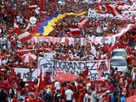 Foto: "Marcha de hinchas" Barra: Baron Rojo Sur • Club: América de Cáli • País: Colombia