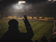 Foto: "ABRAZADO A LA ILUSIÓN QUE ME CONDENA" Barra: Barra Amsterdam • Club: Peñarol • País: Uruguay