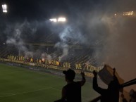 Foto: "Abrazado a la ilusión que me condena" Barra: Barra Amsterdam • Club: Peñarol • País: Uruguay