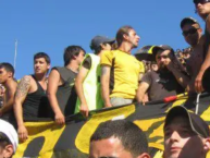 Foto: "La dación de barra los feos de peñarol, primero de musculosa negra y tattoo en la foto Fede uno de los líderes, segundo a su lado Damián actual refere" Barra: Barra Amsterdam &bull; Club: Peñarol &bull; País: Uruguay