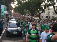 Foto: "Calles de Chapecó después del terrible accidente de avión - 29/11/2016" Barra: Barra da Chape • Club: Chapecoense