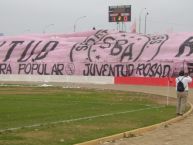 Foto: Barra: Barra Popular Juventud Rosada • Club: Sport Boys • País: Peru