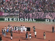 Foto: Barra: Barra Popular Juventud Rosada • Club: Sport Boys • País: Peru