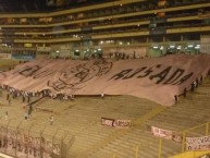 Foto: "Tapa tribuna" Barra: Barra Popular Juventud Rosada • Club: Sport Boys • País: Peru