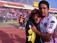 Foto: "Foto del goleador del Sport Boys, Reimond Manco llorando despues de salvar al equipo del descenso" Barra: Barra Popular Juventud Rosada • Club: Sport Boys