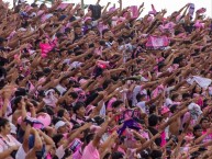 Foto: Barra: Barra Popular Juventud Rosada • Club: Sport Boys • País: Peru