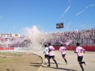 Foto: Barra: Barra Popular Juventud Rosada • Club: Sport Boys • País: Peru