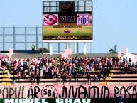 Foto: Barra: Barra Popular Juventud Rosada • Club: Sport Boys • País: Peru