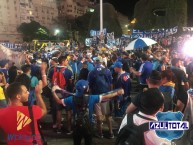 Foto: "En el Obelisco de Buenos Aires, Argentina (13/03/2018)" Barra: Comandos Azules • Club: Millonarios • País: Colombia