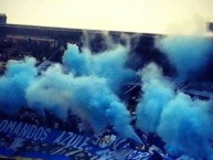 Foto: "GLORIA EN LAS CALLES, PASION EN LAS TRIBUNAS" Barra: Comandos Azules • Club: Millonarios • País: Colombia