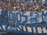 Foto: "DIOS ES DE MILLOS" Barra: Comandos Azules • Club: Millonarios • País: Colombia