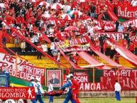 Foto: Barra: Disturbio Rojo Bogotá • Club: América de Cáli