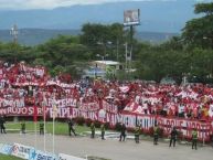 Foto: Barra: Disturbio Rojo Bogotá • Club: América de Cáli