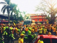 Foto: "recibimiento el equipo afueras del estadiio" Barra: Fortaleza Leoparda Sur • Club: Atlético Bucaramanga • País: Colombia