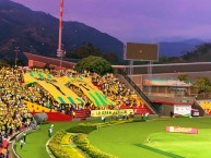 Foto: "homenaje a dos de nuestros jugadores nacidos en nuestra tierra" Barra: Fortaleza Leoparda Sur • Club: Atlético Bucaramanga • País: Colombia