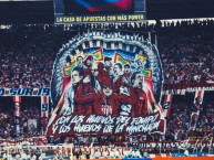 Foto: "CON LOS HUEVOS DEL EQUIPO Y LOS HUEVOS DE LA HINCHADA" Barra: Frente Rojiblanco Sur • Club: Junior de Barranquilla • País: Colombia