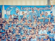 Foto: "Mulheres de todas as torcidas gremistas unidas pelo seu espaço na cancha, pois LUGAR DE MULHER Ã‰ ONDE ELA QUISER." Barra: Geral do Grêmio • Club: Grêmio