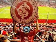 Foto: "Amistad con independiente" Barra: Guarda Popular • Club: Internacional • País: Brasil