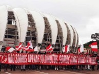 Foto: "NÃO SOMOS APENAS 90 MINUTOS, SOMOS UMA VIDA INTEIRA" Barra: Guarda Popular • Club: Internacional