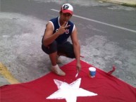 Foto: "Retocando trapo de la eterna y fiel" Barra: Guardia Roja • Club: Tiburones Rojos de Veracruz • País: México