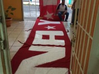 Foto: "Retocando trapo de la eterna y fiel" Barra: Guardia Roja • Club: Tiburones Rojos de Veracruz • País: México