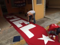 Foto: "Retocando trapo de la eterna y fiel" Barra: Guardia Roja • Club: Tiburones Rojos de Veracruz