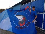 Foto: "Gabriel Peñalba con un trapo que sus amigos mandaron de argentina LA BANDA DEL TIBU PEÑALBA" Barra: Guardia Roja • Club: Tiburones Rojos de Veracruz • País: México