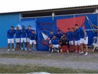 Foto: "Gabriel Peñalba con un trapo que sus amigos mandaron de argentina LA BANDA DEL TIBU PEÑALBA" Barra: Guardia Roja • Club: Tiburones Rojos de Veracruz • País: México