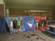 Foto: "hinchas de tigre con el trapo que le hicieron al Gaby Peñalba, seria mandado hasta veracruz y posteriormente se le pidio a la barra Independiente" Barra: Guardia Roja • Club: Tiburones Rojos de Veracruz • País: México