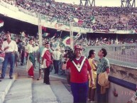 Foto: "Joe de Lara iniciador del movimiento llamado la tiburomania en un viaje a Italia portando con orgullo la playera de los tiburones" Barra: Guardia Roja • Club: Tiburones Rojos de Veracruz • País: México