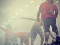 Foto: "Alentando sobre la malla" Barra: La 12 • Club: Alajuelense