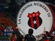 Foto: "Estrenando Bombo, uno de los más grandes del continente" Barra: La 12 • Club: Alajuelense • País: Costa Rica