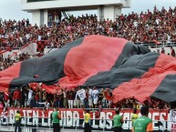 Foto: "En el nacional con bandera gigante" Barra: La 12 • Club: Alajuelense • País: Costa Rica