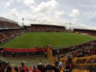 Foto: "Inauguración de gramilla híbrida vista desde el sector de la barra" Barra: La 12 • Club: Alajuelense