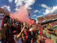 Foto: "Bengalas de humo" Barra: La 12 • Club: Alajuelense • País: Costa Rica