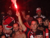 Foto: "Wilmer López ídolo del club con la barra y una bengala" Barra: La 12 • Club: Alajuelense • País: Costa Rica