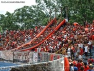 Foto: "La 12 alajuelense en el año 2003 en el antiguo estadio nacional" Barra: La 12 • Club: Alajuelense