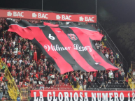 Foto: "Homenaje a Wilmer Lopez, leyenda del club" Barra: La 12 &bull; Club: Alajuelense