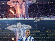 Foto: "Gran homenaje de Monterrey a Humberto 'Chupete' Suazo" Barra: La Adicción &bull; Club: Monterrey