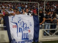 Foto: "Integrantes de la Vieja Guardia con el trapo de Suazo y Aldo" Barra: La Adicción • Club: Monterrey • País: México