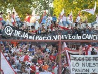 Foto: "DEJA EL PACO VOLVE A LA CANCHA" Barra: La Banda de la Quema • Club: Huracán • País: Argentina