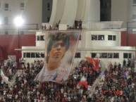 Foto: "Diego Maradona" Barra: La Banda de la Quema • Club: Huracán • País: Argentina