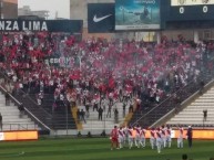 Foto: "Recibimiento de la banda en Matute" Barra: La Banda del Basurero • Club: Deportivo Municipal