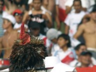 Foto: "El gallo siempre presente" Barra: La Banda del Basurero • Club: Deportivo Municipal • País: Peru