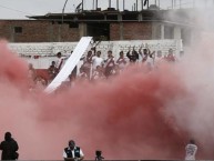 Foto: Barra: La Banda del Basurero • Club: Deportivo Municipal • País: Peru