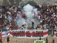 Foto: "La banda en collique alentando al equipo en una cancha de tierra" Barra: La Banda del Basurero • Club: Deportivo Municipal • País: Peru