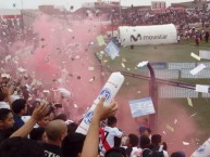 Foto: "Tribuna popular sur" Barra: La Banda del Basurero • Club: Deportivo Municipal