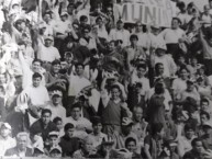 Foto: "Vieja escuela" Barra: La Banda del Basurero • Club: Deportivo Municipal • País: Peru